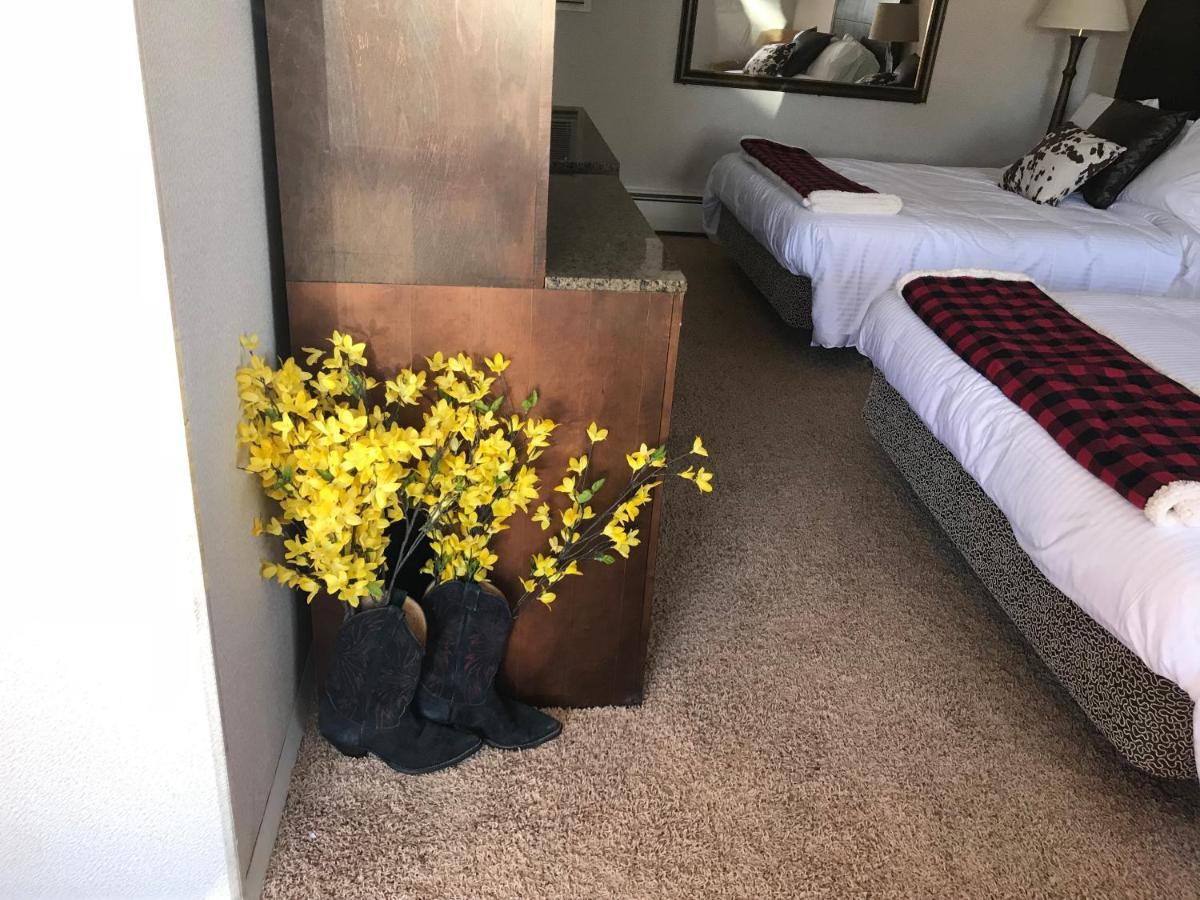 Country West Motel Of Рок Спрингс Екстериор снимка