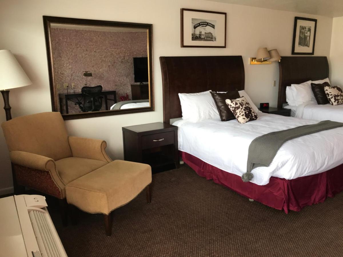 Country West Motel Of Рок Спрингс Екстериор снимка